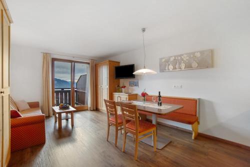 Tirolo Apartment | Relax in Oberötzbauer Apartment Enzian for Family Getaways