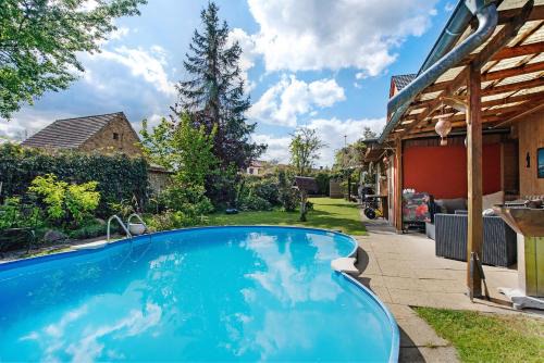 Ruhland Apartment | Family-Friendly Obere Ferienwohnung with Pool Access