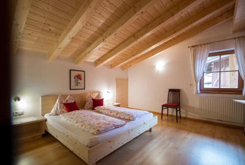 Valles Apartment | Pet-Friendly Apartments Obereggerhof with Breakfast Included