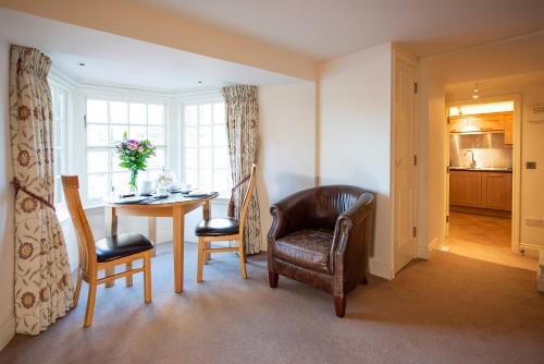 Bourton Apartment | Experience Serenity at Oberon River View Apartment