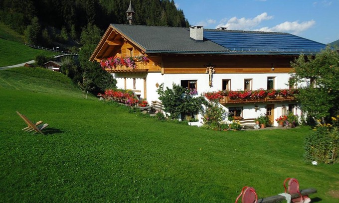 Lutago House | Highly Rated Oberschoellberghof: Pet Friendly & Family Ready