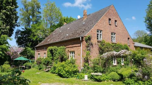 Behren-Luebchin Apartment | Family-Friendly Retreat at Oberstübchen im Alten Pfarrhof
