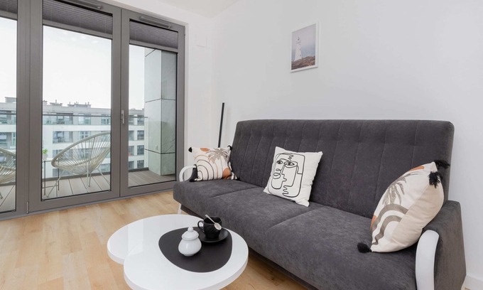 Srodmiescie Apartment | Cozy Gdynia Retreat: Wifi, Balcony & Parking Included