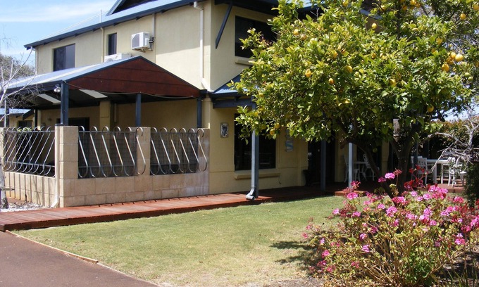 Busselton House | Elegant Observatory Guesthouse with Breakfast & Kitchen Access