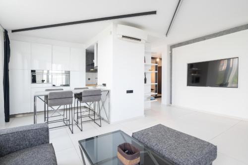 rayon Triaditsa Apartment | Obsidian Peak