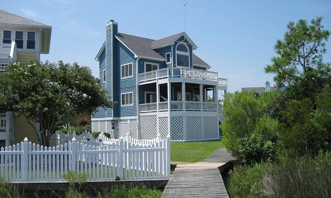 Manteo House | Guest Rated 10/10: Pirate's Cove Resort with Waterfront Access