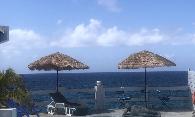 Point Blanche Apartment | Exceptional Océan Cave: Poolside Retreat with Dining Options