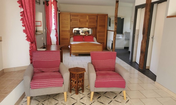 Valderies Cottage | Idyllic Retreat in Occitanie: Pool & Pet-Friendly Getaway