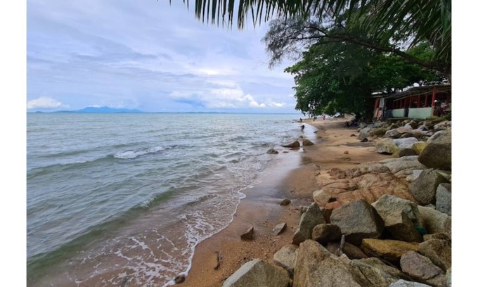 Tanjung Bungah House | Ocean 25: Spacious Beachfront Retreat for Big Groups