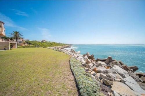 Saint Francis Bay Apartment | Scenic Ocean and Harbour View with Pool Access
