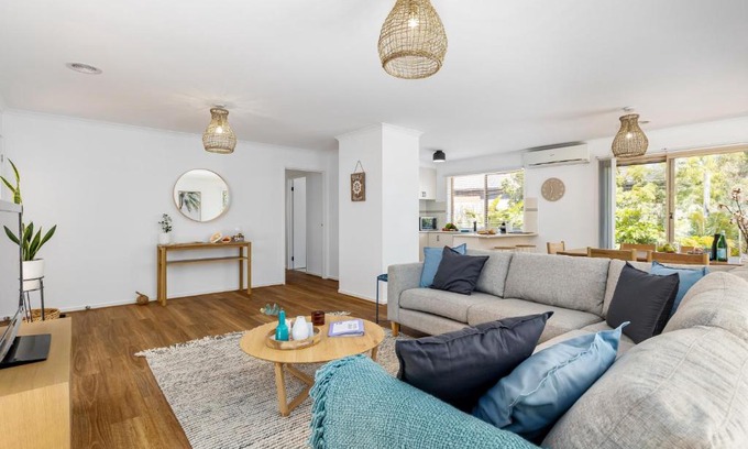 Tootgarook House | Beachy Elegance at Ocean Bay Retreat - Pet Friendly Getaway