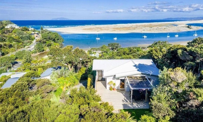 Mangawhai Heads House | Ocean Beach Retreat: Unbeatable Views and Family-Friendly Amenities