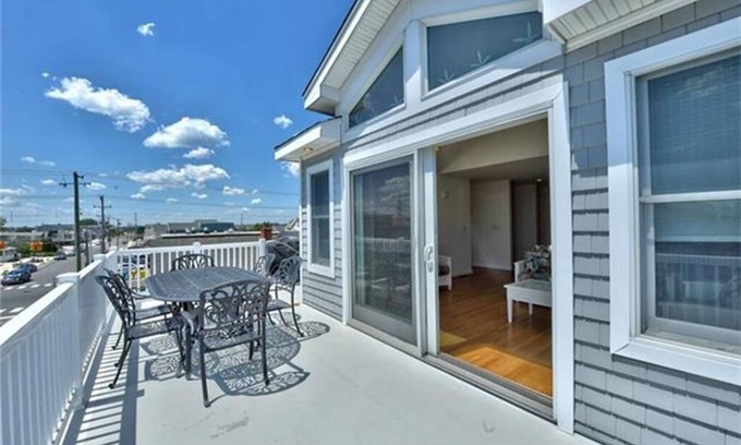 Surf City House | Beachside Retreat with Rooftop Deck and Family Amenities