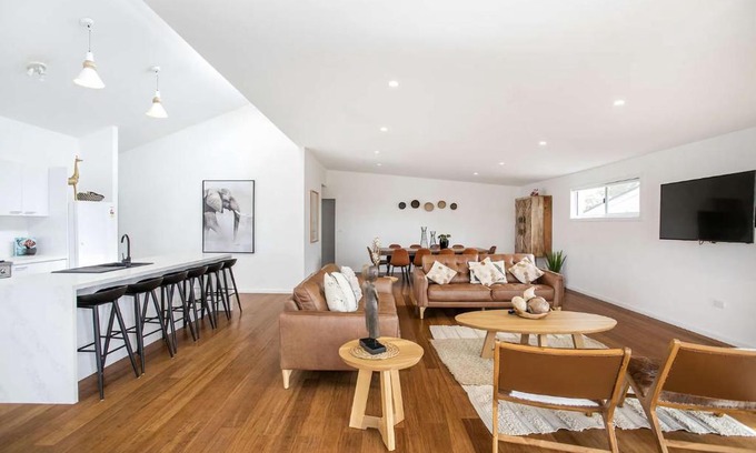 Mollymook House | Ocean Blue: 4-Star Getaway with Private Beach Access