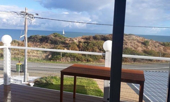 Halls Head House | Experience Ocean Blue Halls Head with Beachfront Views