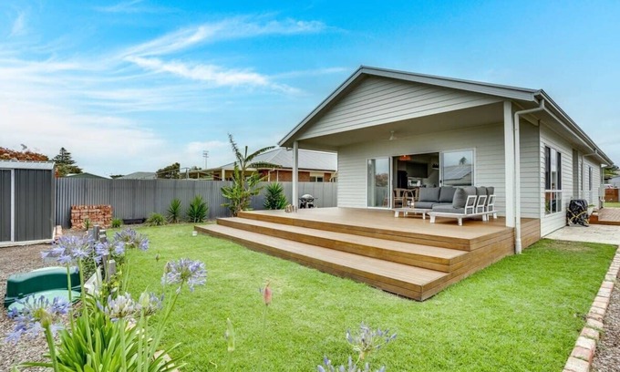 Middleton House | Ocean Breeze: Family-Friendly Retreat with Ocean Views