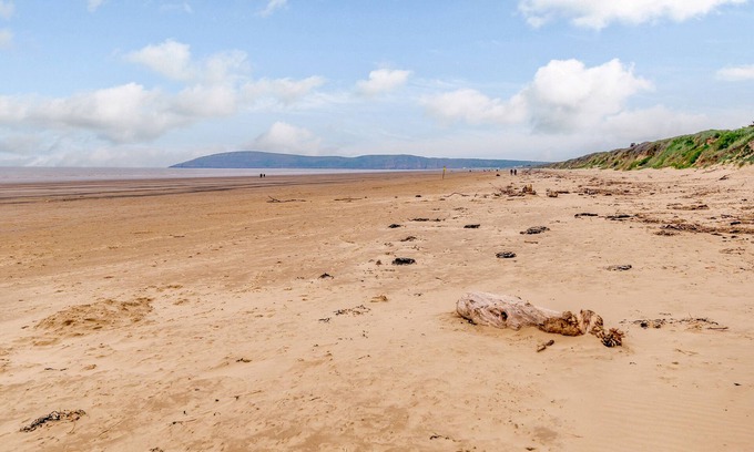 Brean Cottage | Relax at Ocean Breeze with Oceanfront Views & Pet-Friendly Stay