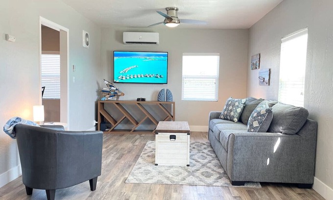 Visalia House | Discover Oceanic Breeze: A Dream Getaway Awaits You