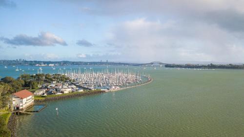Bayswater Hotel | Ocean Breeze Hotel: Family-Friendly Retreat with Great Amenities