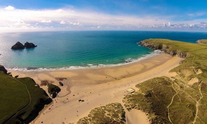 Holywell Cottage | Cozy Ocean Breeze Apartment Steps from Holywell Bay Beach