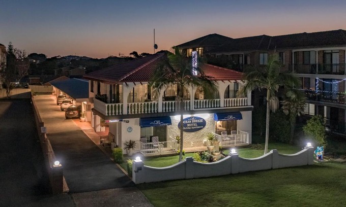 Port Macquarie Hotel | Coastal Retreat at Ocean Breeze Motel with Stunning Views