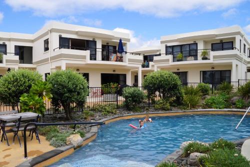 Pauanui Apartment | Relaxing Ocean Breeze Resort Pauanui with Pool & Hot Tub