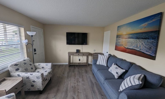 Jacksonville Beach Apartment | Ocean Breeze: Cozy Apartment Steps from the Beach