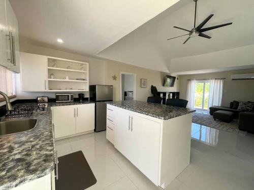 Jimmy Hill Villa | Ocean Breeze Villas Exuma