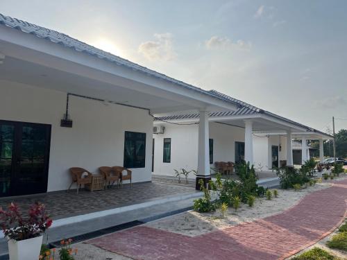 Penyabong Ski Chalet | Cozy Ocean Cottage 1 with Private Beach in Teluk Sari