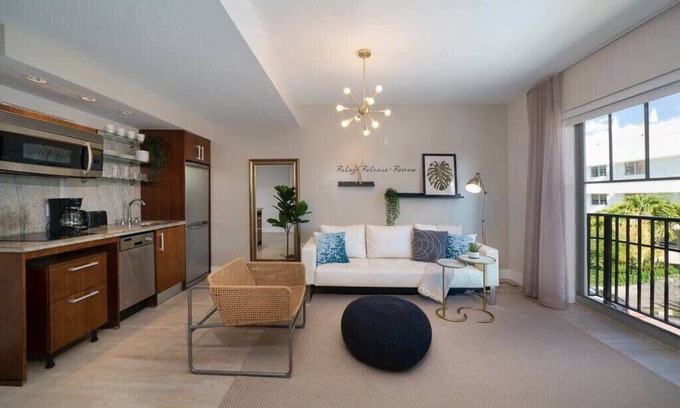 South Beach Condo | Ocean Dr 1BR Apt with Rooftop Pool & Ocean View Awaits