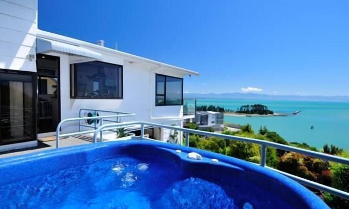 Stepneyville House | Experience Ocean Dreaming with Spa and Oceanfront Views