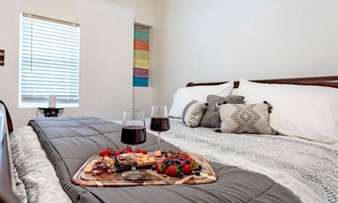 Woodway Apartment | Discover Ocean Dreams: Family-Friendly with Breakfast Included