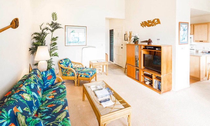 Lihue Condo | Guest Rated: 10/10 Ocean Edge Retreat with Pool & Kitchen
