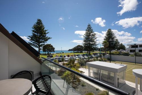 Mount Maunganui Apartment | Ocean Eleven Deluxe: Oceanfront Retreat with Pool Access