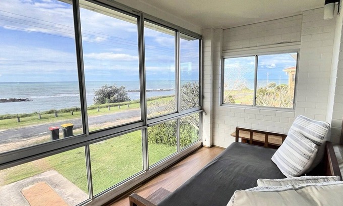 Minnie Water House | Relaxing Ocean Escape: Family & Pet-Friendly Retreat