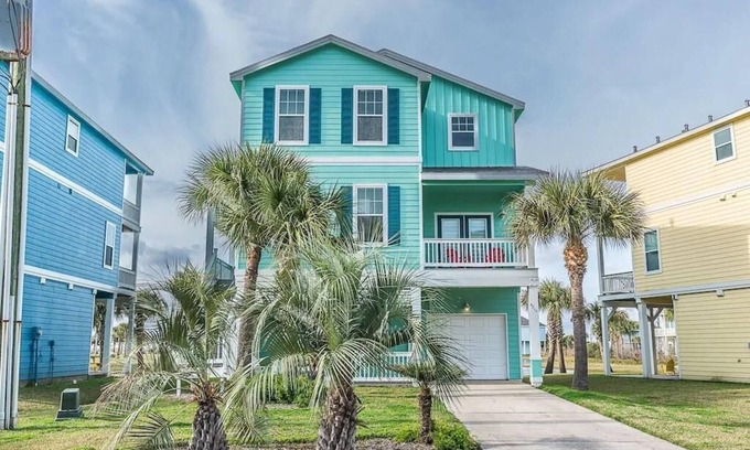 Galveston House | Oceanfront Retreat with Beach Views & Resort Amenities