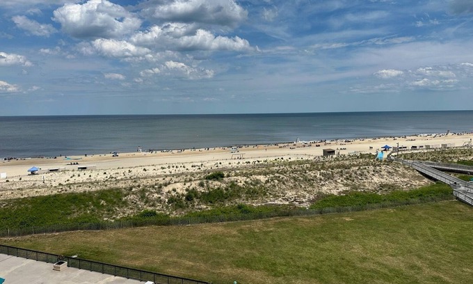 Bethany Beach Condo | Relax in 608 Dover - Sea Colony East with Pool & Breakfast