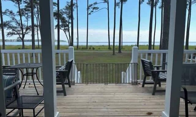 Melrose on the Beach House | Oceanfront Beachcomber Cottage: Pet-Friendly Family Retreat