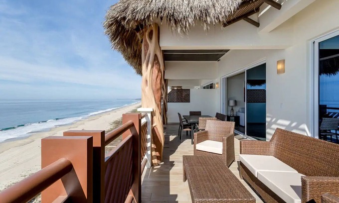 San Pedro Mixtepec Condo | Ocean Front Penthouse with Pool and Spa Overlooking Pacific