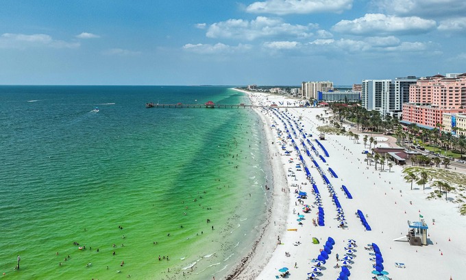 Clearwater Beach Apartment | Oceanfront Retreat in Clearwater with Pool and Spa Access