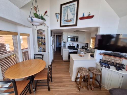 Smith River House | Ocean Front Cabin 11 with Jacuzzi & Breathtaking Views