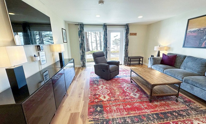 Yachats Apartment | Oceanfront Condo at The Estate House C – Beach Access Awaits!