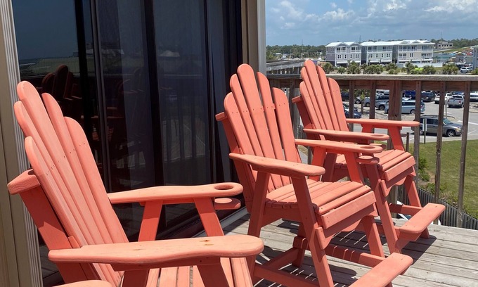 Emerald Isle Condo | Oceanfront Condo with Pool and Ocean Views Near the Beach