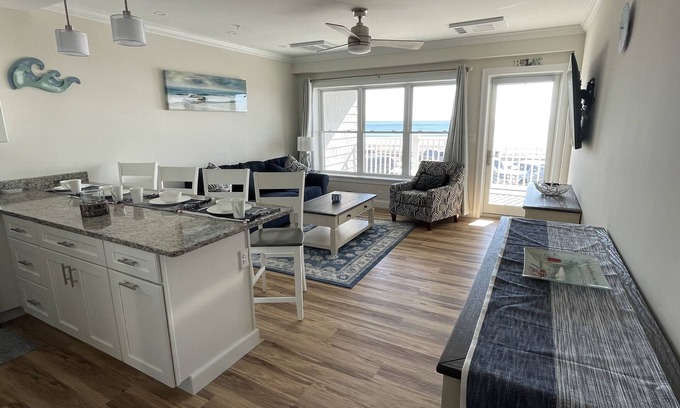 Hampton Condo | Beachfront Condo with Pool & Kitchen - Rated 10/10
