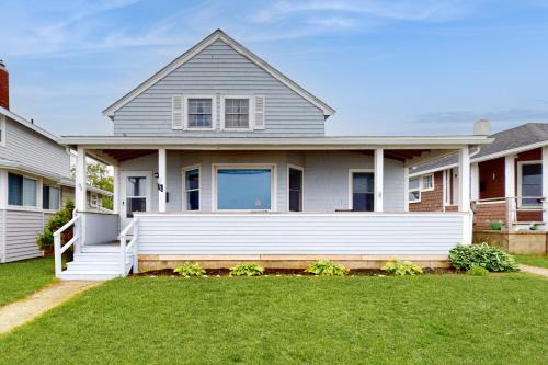 Rockport House | Ocean Front Cottage - Long Beach with Ocean Views & Family Fun