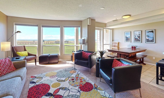 Seaside Condo | Oceanfront Escape: Guest Rated 9.8 with Kitchen & Breakfast