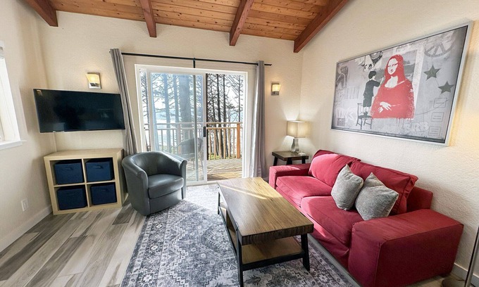 Yachats Condo | Oceanfront Duplex at Oregon House with Beach Access