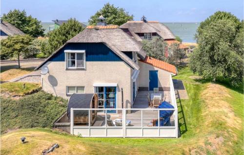 Makkum House | Oceanfront Retreat in Makkum with Sauna & Ocean Views