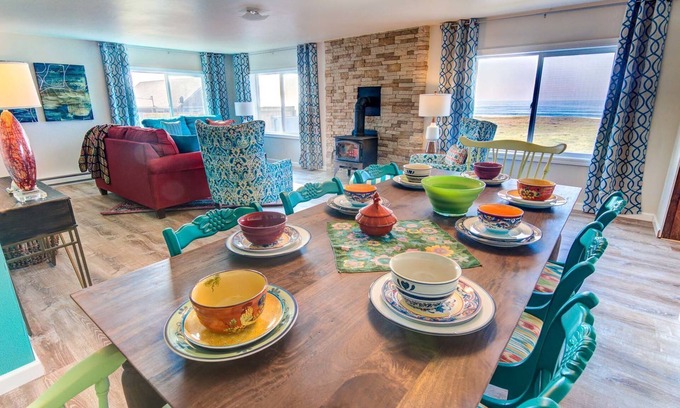 Yachats House | Oceanfront Retreat with Hot Tub Near Yachats Beach