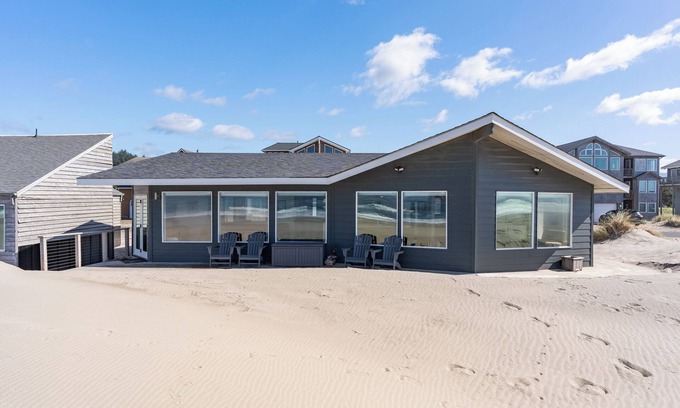 Kiwanda Shores House | Ocean Front House: Breathtaking Views & Poolside Relaxation